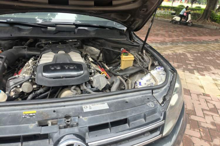Used Volkswagen Touareg 2014 3.0 TSI New Edition Engine Bay Left