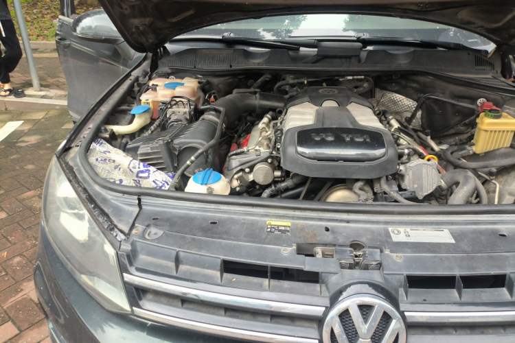 Used Volkswagen Touareg 2014 3.0 TSI New Edition Engine Bay Right