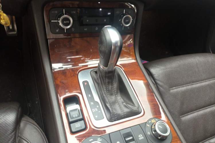 Used Volkswagen Touareg 2014 3.0 TSI New Edition Gear Lever