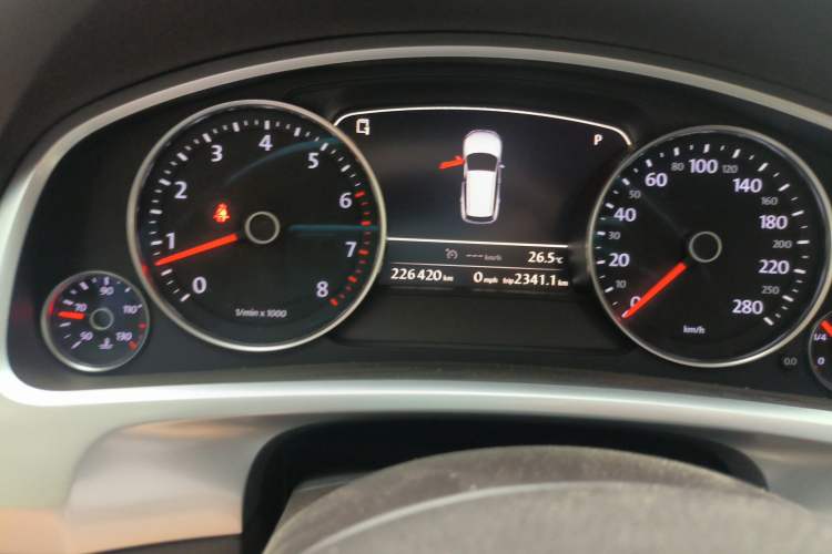 Used Volkswagen Touareg 2014 3.0 TSI New Edition Odometer Close Up