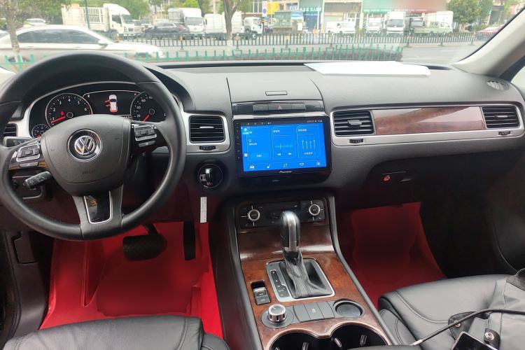 Used Volkswagen Touareg 2014 3.0 TSI New Edition Center Console