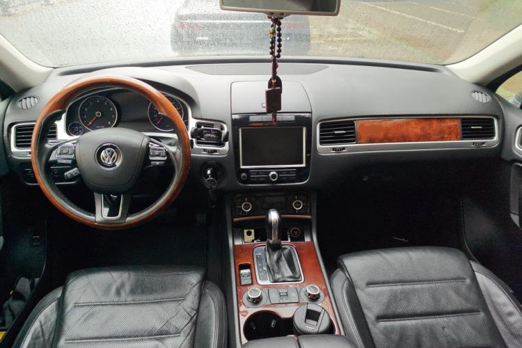 Used Volkswagen Touareg 2014 3.0 TSI New Edition Center Console