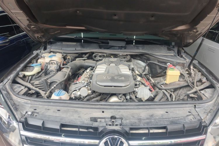 Used Volkswagen Touareg 2014 3.0 TSI New Edition Engine Bay