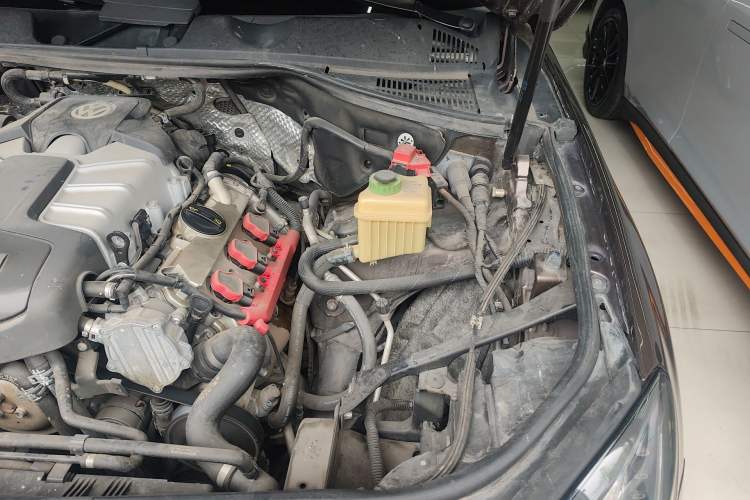 Used Volkswagen Touareg 2014 3.0 TSI New Edition Engine Bay Left