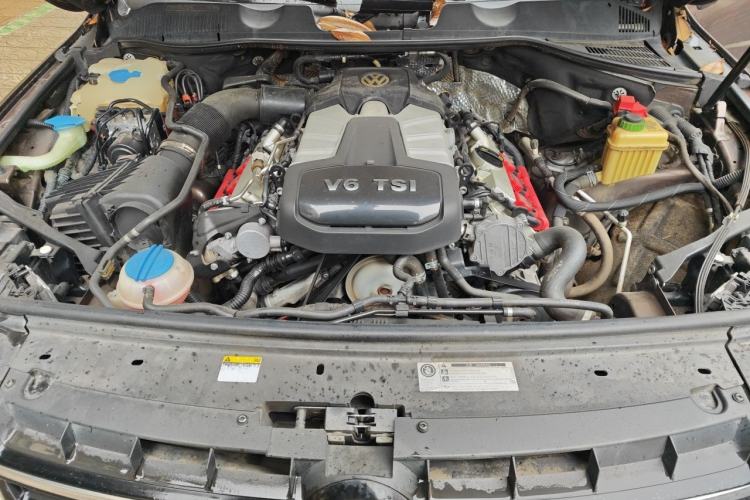 Used Volkswagen Touareg 2014 3.0 TSI New Edition Engine Bay