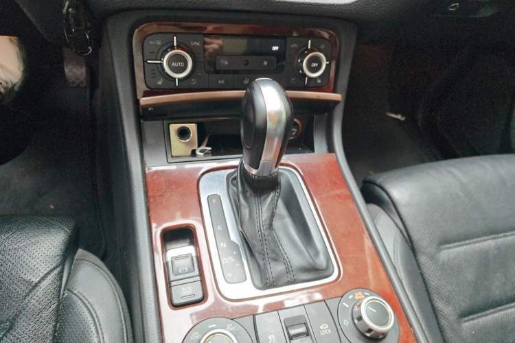 Used Volkswagen Touareg 2014 3.0 TSI New Edition Gear Lever