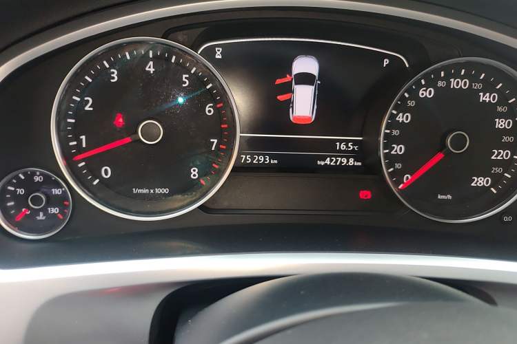 Used Volkswagen Touareg 2014 3.0 TSI New Edition Odometer Close Up
