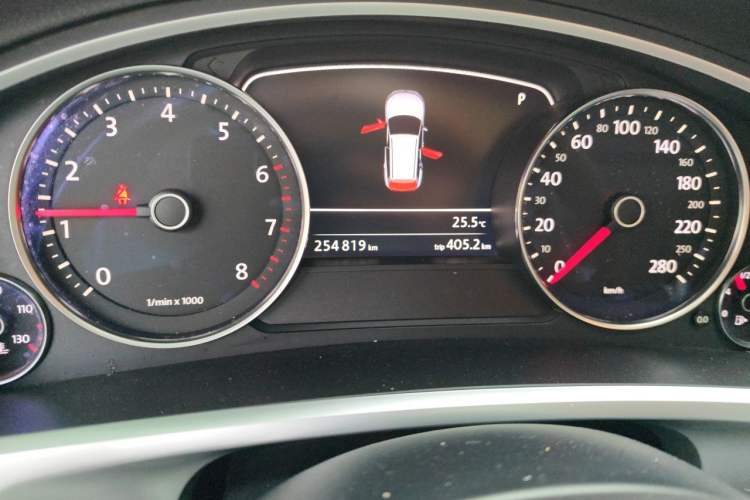 Used Volkswagen Touareg 2014 3.0 TSI New Edition Odometer Close Up