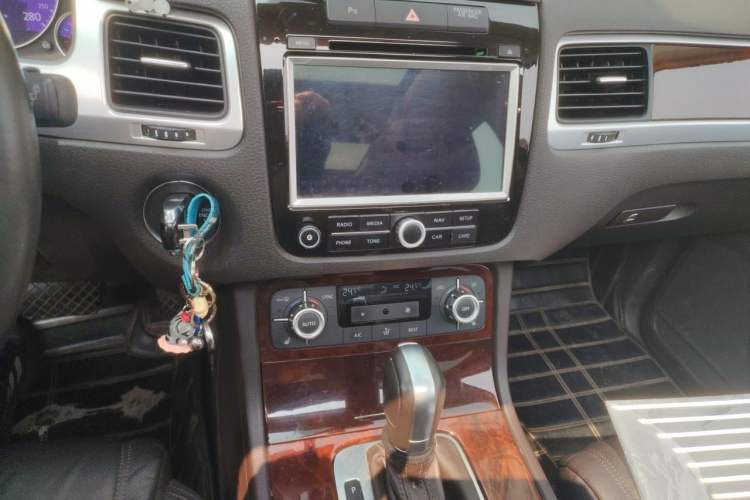 Used Volkswagen Touareg 2014 3.0 TSI New Edition Audio And AC Panel