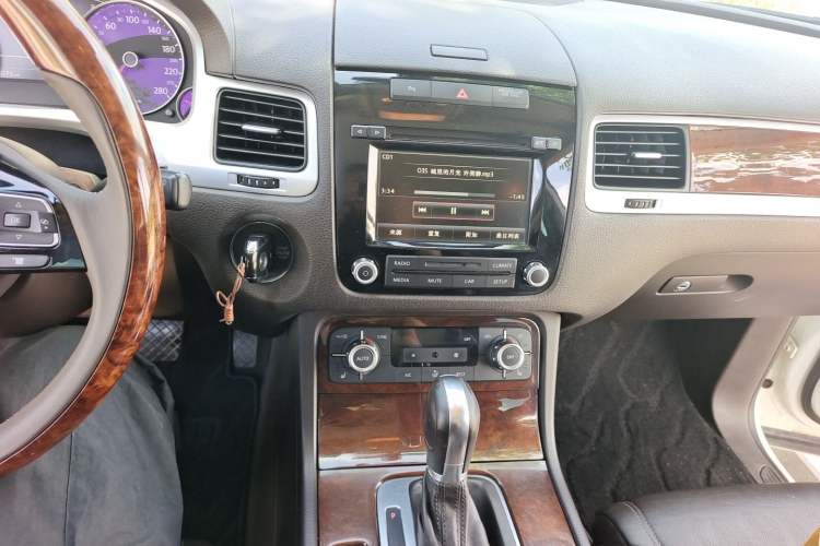 Used Volkswagen Touareg 2014 3.0 TSI New Edition Audio And AC Panel