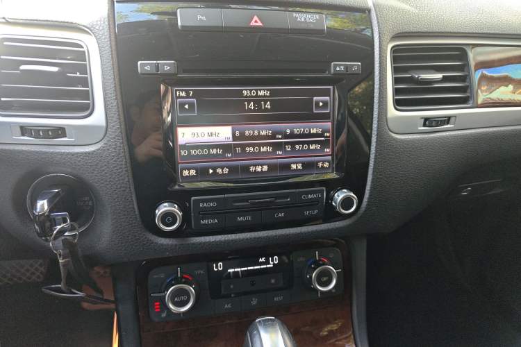 Used Volkswagen Touareg 2014 3.0 TSI New Edition Audio And AC Panel