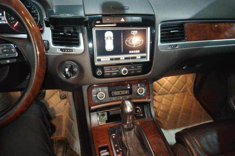 Used Volkswagen Touareg 2014 3.0 TSI New Edition Audio And AC Panel