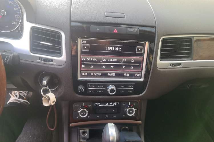 Used Volkswagen Touareg 2014 3.0 TSI New Edition Audio And AC Panel