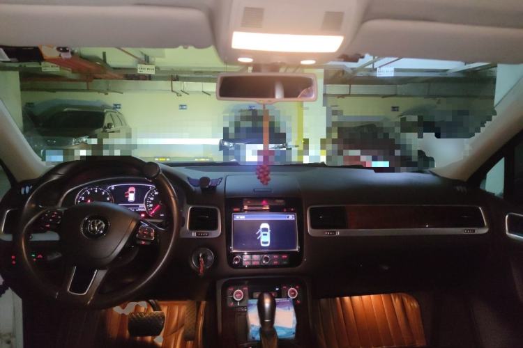 Used Volkswagen Touareg 2014 3.0 TSI New Edition Center Console