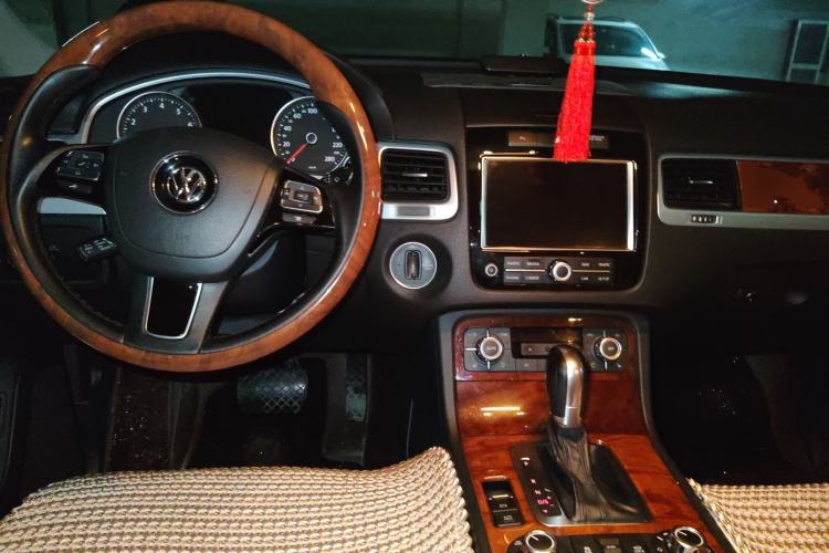 Used Volkswagen Touareg 2014 3.0 TSI New Edition Center Console