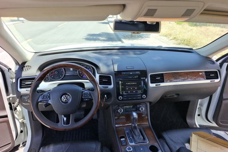 Used Volkswagen Touareg 2014 3.0 TSI New Edition Center Console