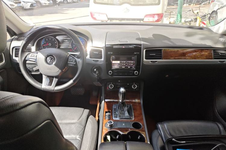 Used Volkswagen Touareg 2014 3.0 TSI New Edition Center Console