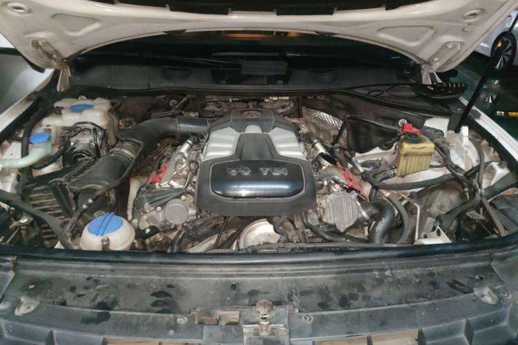 Used Volkswagen Touareg 2014 3.0 TSI New Edition Engine Bay