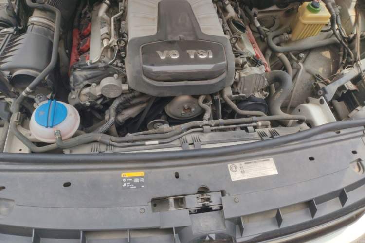 Used Volkswagen Touareg 2014 3.0 TSI New Edition Engine Bay