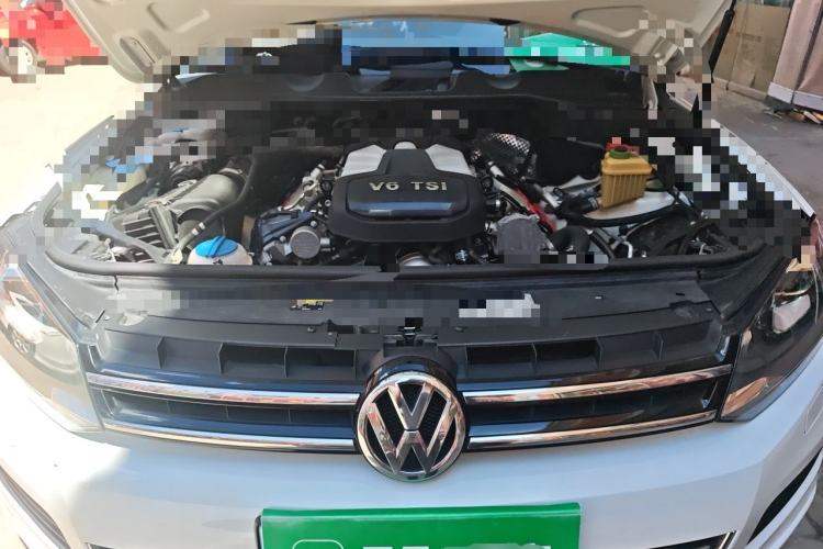 Used Volkswagen Touareg  Engine Bay