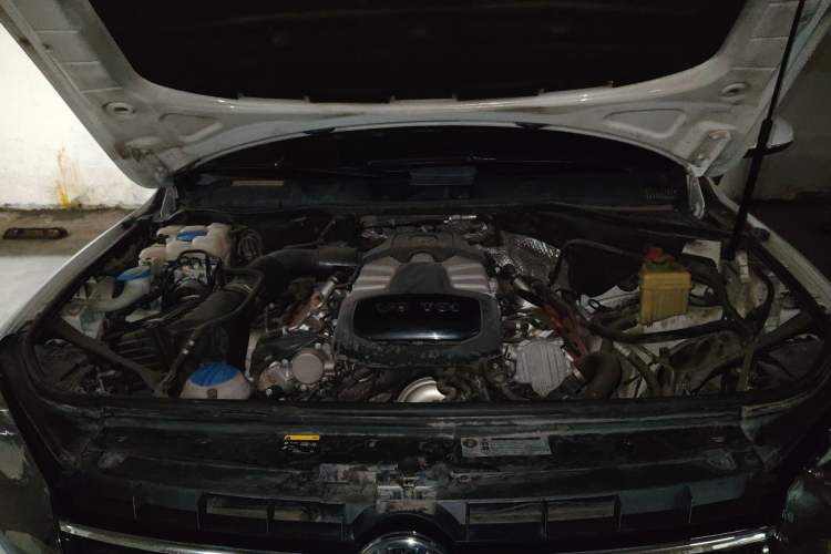 Used Volkswagen Touareg 2014 3.0 TSI New Edition Engine Bay
