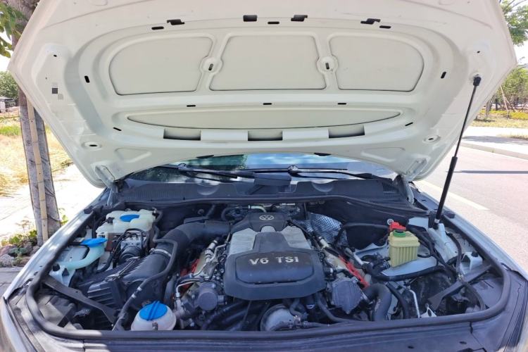 Used Volkswagen Touareg 2014 3.0 TSI New Edition Engine Bay