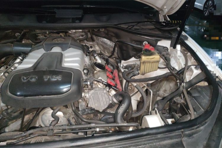 Used Volkswagen Touareg 2014 3.0 TSI New Edition Engine Bay Left