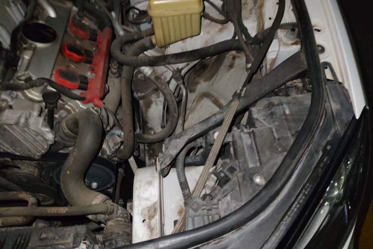 Used Volkswagen Touareg 2014 3.0 TSI New Edition Engine Bay Left
