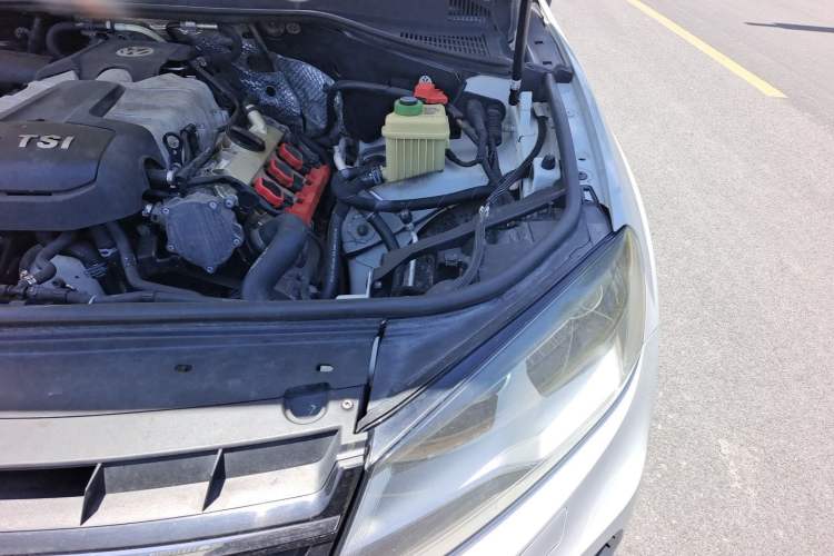 Used Volkswagen Touareg 2014 3.0 TSI New Edition Engine Bay Left