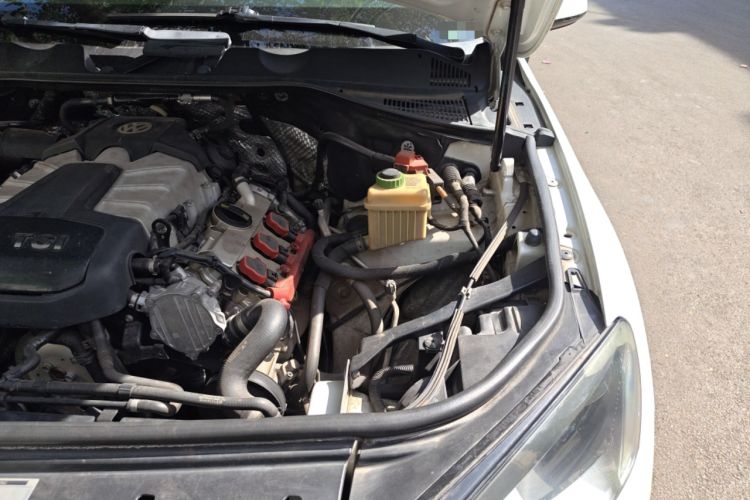 Used Volkswagen Touareg 2014 3.0 TSI New Edition Engine Bay Left