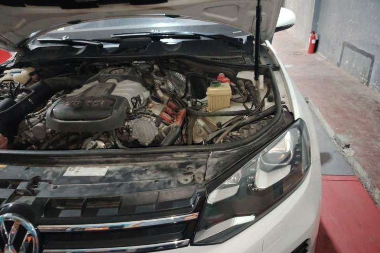Used Volkswagen Touareg 2014 3.0 TSI New Edition Engine Bay Left