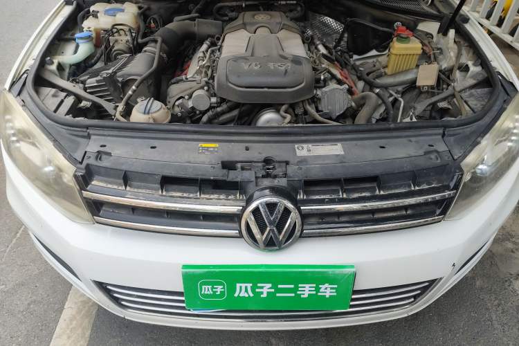 Used Volkswagen Touareg 2014 3.0 TSI New Edition Engine Bay