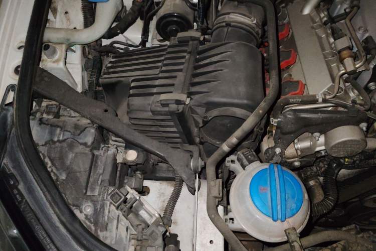 Used Volkswagen Touareg 2014 3.0 TSI New Edition Engine Bay Right
