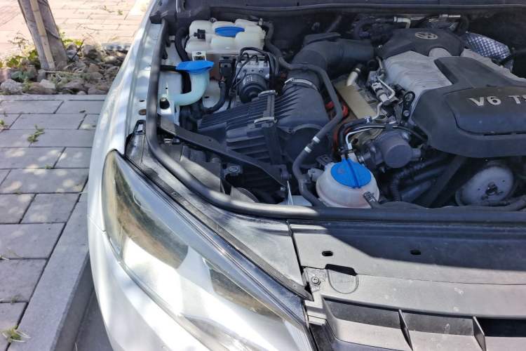 Used Volkswagen Touareg 2014 3.0 TSI New Edition Engine Bay Right