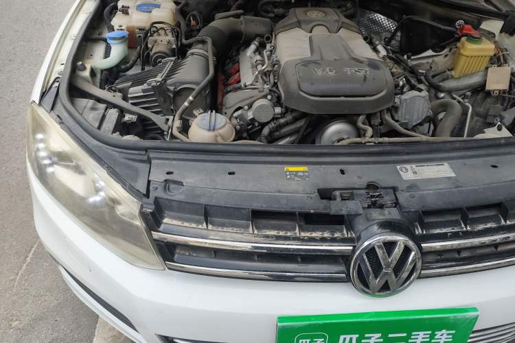 Used Volkswagen Touareg 2014 3.0 TSI New Edition Engine Bay Right