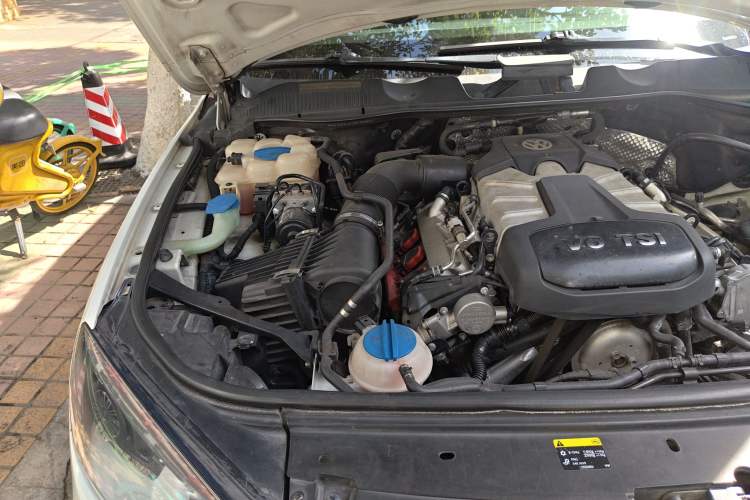 Used Volkswagen Touareg 2014 3.0 TSI New Edition Engine Bay Right