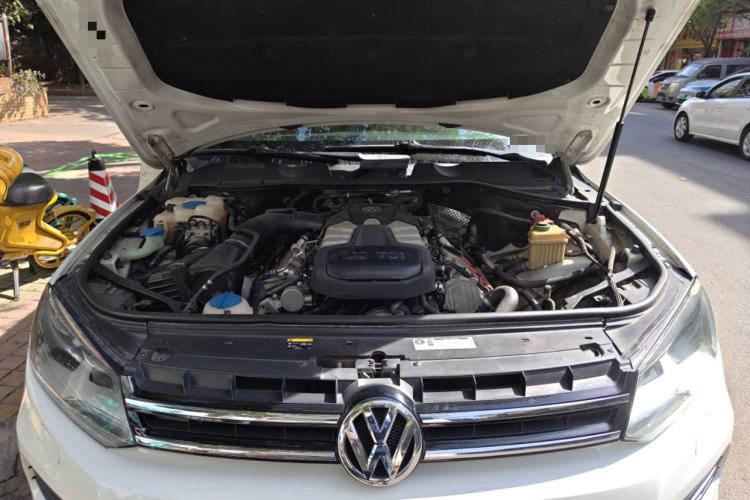 Used Volkswagen Touareg 2014 3.0 TSI New Edition Engine Bay