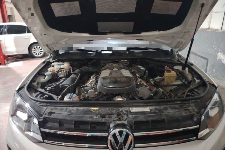 Used Volkswagen Touareg 2014 3.0 TSI New Edition Engine Bay