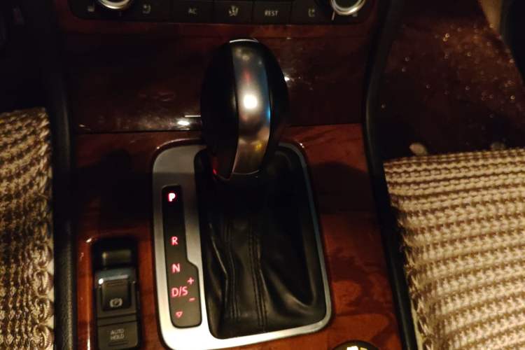 Used Volkswagen Touareg 2014 3.0 TSI New Edition Gear Lever