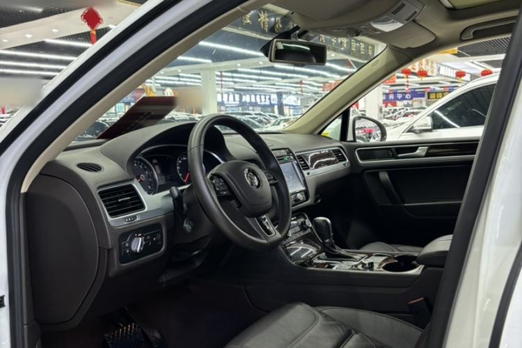 Used Volkswagen Touareg 2014 3.0 TSI New Edition Interior 1