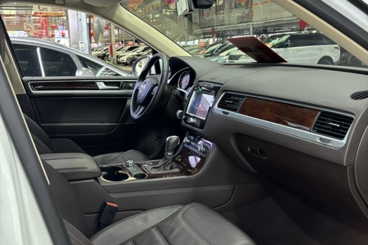 Used Volkswagen Touareg 2014 3.0 TSI New Edition Interior 2