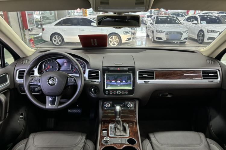 Used Volkswagen Touareg 2014 3.0 TSI New Edition Interior 4