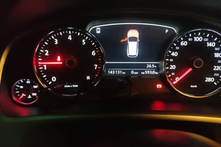 Used Volkswagen Touareg 2014 3.0 TSI New Edition Odometer Close Up