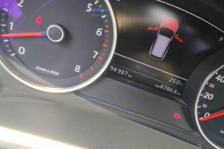 Used Volkswagen Touareg 2014 3.0 TSI New Edition Odometer Close Up