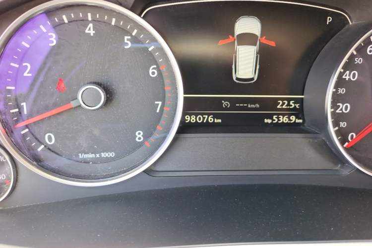 Used Volkswagen Touareg 2014 3.0 TSI New Edition Odometer Close Up