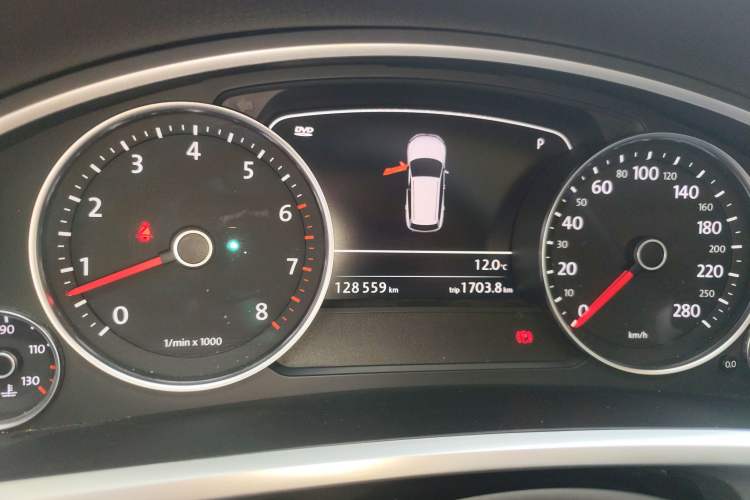 Used Volkswagen Touareg 2014 3.0 TSI New Edition Odometer Close Up
