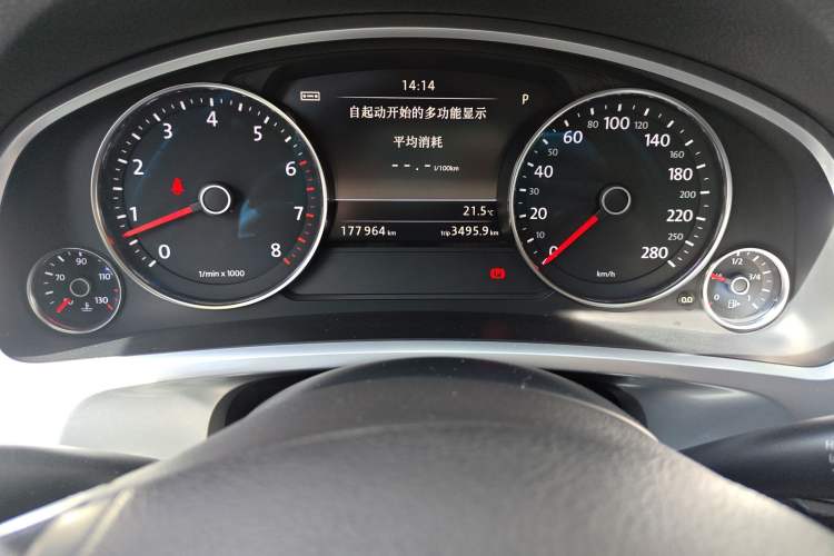 Used Volkswagen Touareg 2014 3.0 TSI New Edition Odometer Close Up