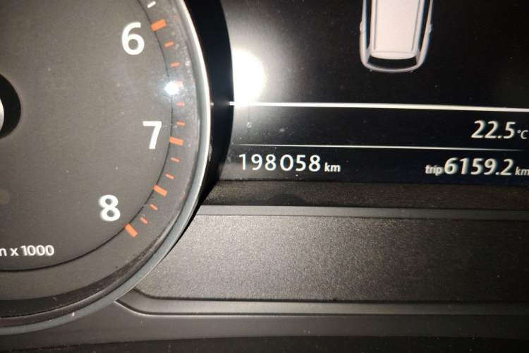 Used Volkswagen Touareg 2014 3.0 TSI New Edition Odometer Close Up