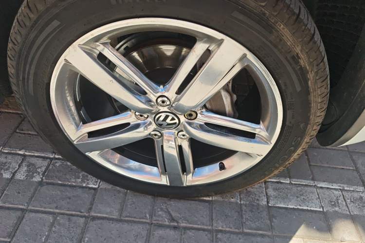 Used Volkswagen Touareg  Right Front Wheel Hub
