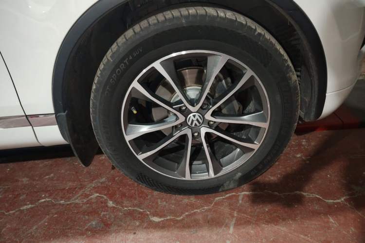Used Volkswagen Touareg 2014 3.0 TSI New Edition Right Front Wheel Hub